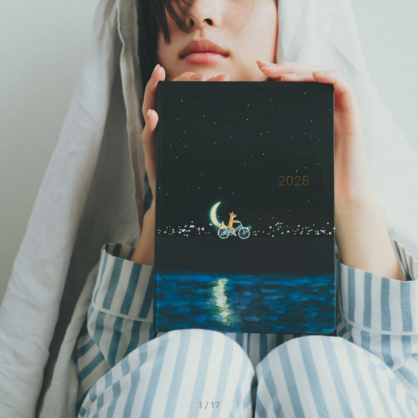 Hobonichi Techo 2025 Hiroko Kubota: Crescent Moon Delivery HON / A5 Size / Daily / Jan start / Mon start - English Edition