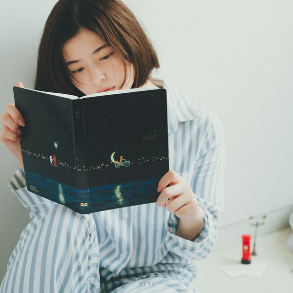 Hobonichi Techo 2025 Hiroko Kubota: Crescent Moon Delivery HON / A5 Size / Daily / Jan start / Mon start - English Edition