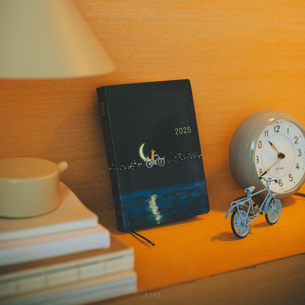 Sale! Hobonichi Techo 2025 Hiroko Kubota: Crescent Moon Delivery HON / A6 Size / Daily / Jan start / Mon start - English Edition