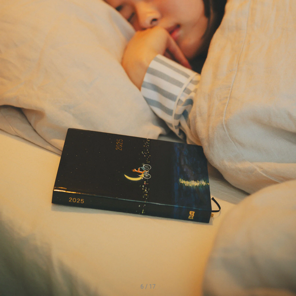Sale! Hobonichi Techo 2025 Hiroko Kubota: Crescent Moon Delivery HON / A6 Size / Daily / Jan start / Mon start - English Edition