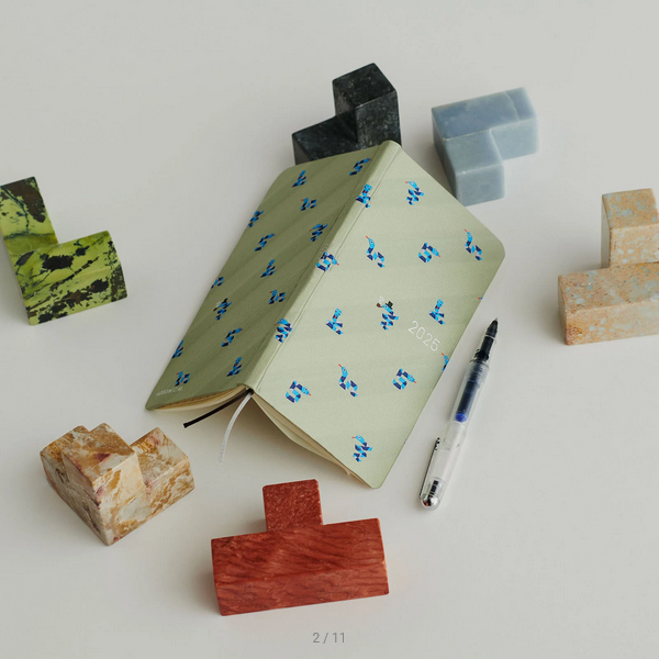 Hobonichi Techo 2025 Bow & Tie: Snake Toy Weeks Hardcover Book / Weekly Horizontal / January start / Monday start - English Edition