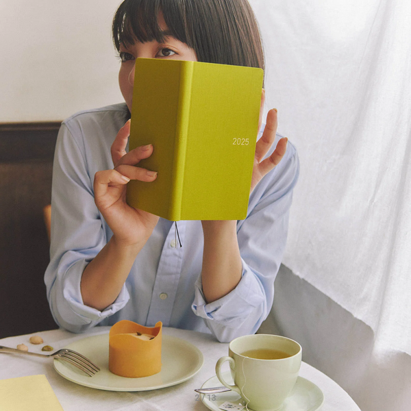 Hobonichi Weeks MEGA, Hobonichi Techo 2025 Colors: Pistachio Weeks Mega Hardcover Book / Weekly Horizontal / January start / Monday start - English Edition