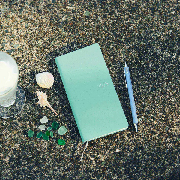 Hobonichi Techo 2025 Smooth: Vanilla Soda Weeks Softcover Book / Weekly Horizontal / January start / Monday start - English Edition