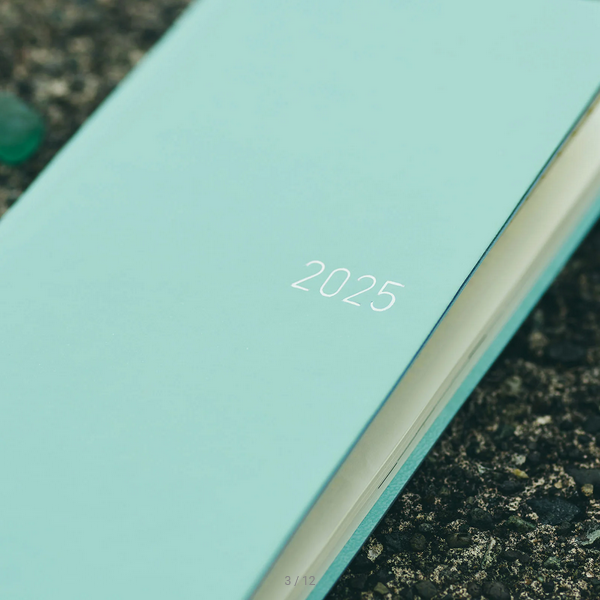 Hobonichi Techo 2025 Smooth: Vanilla Soda Weeks Softcover Book / Weekly Horizontal / January start / Monday start - English Edition