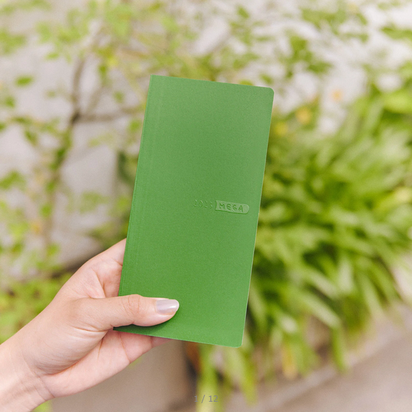 Hobonichi Weeks MEGA, Hobonichi Techo 2025 Sneaker: Leaf Green Weeks Mega Softcover Book / Weekly Horizontal / January start / Monday start - English Edition