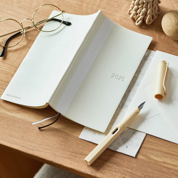 Hobonichi Techo 2025 White Line: Ivory Weeks Softcover Book / Weekly Horizontal / January start / Monday start - English Edition
