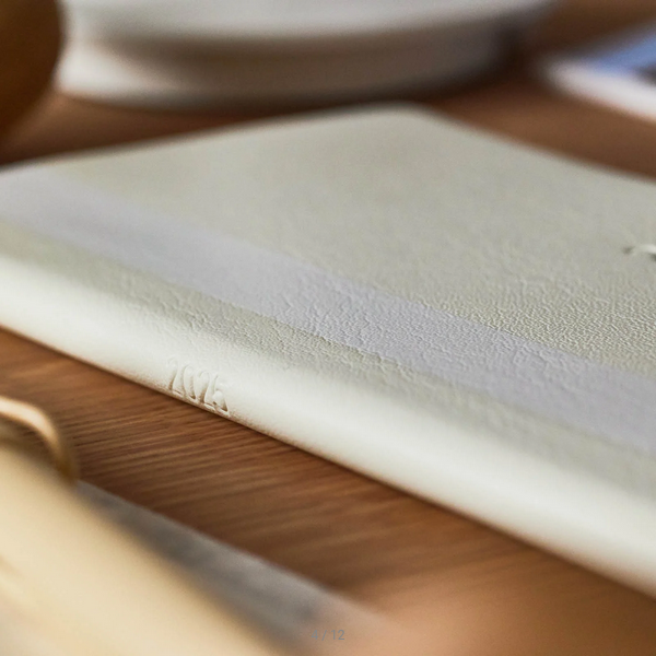 Hobonichi Techo 2025 White Line: Ivory Weeks Softcover Book / Weekly Horizontal / January start / Monday start - English Edition