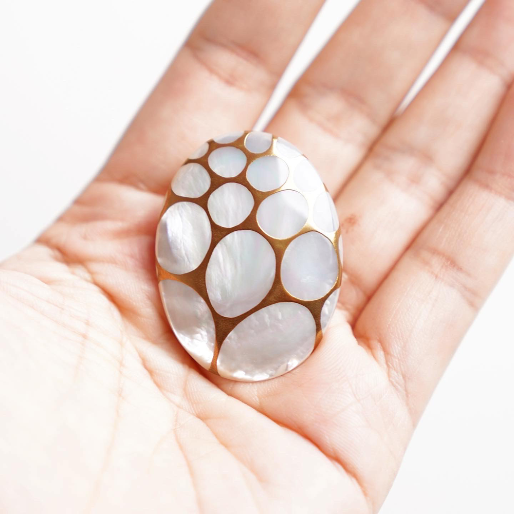 Maki-e Urushi Lacquer Brooch - White South Sea Pearl Shell / Thread Pattern -, Traditional Japanese Urushi Lacquer Jewelry
