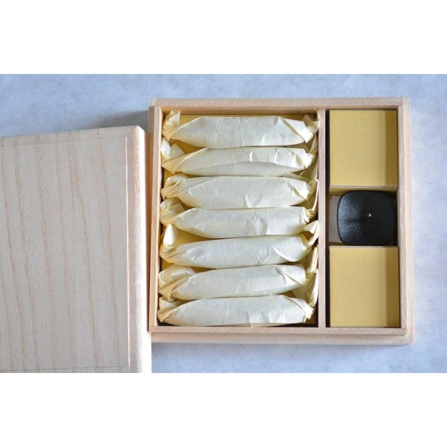 Takazawa Candle TOHAKU Candles 7 pcs with Cast Iron Candle Stand Gift Set, Japanese Wa-Rousoku (Japanese candle)