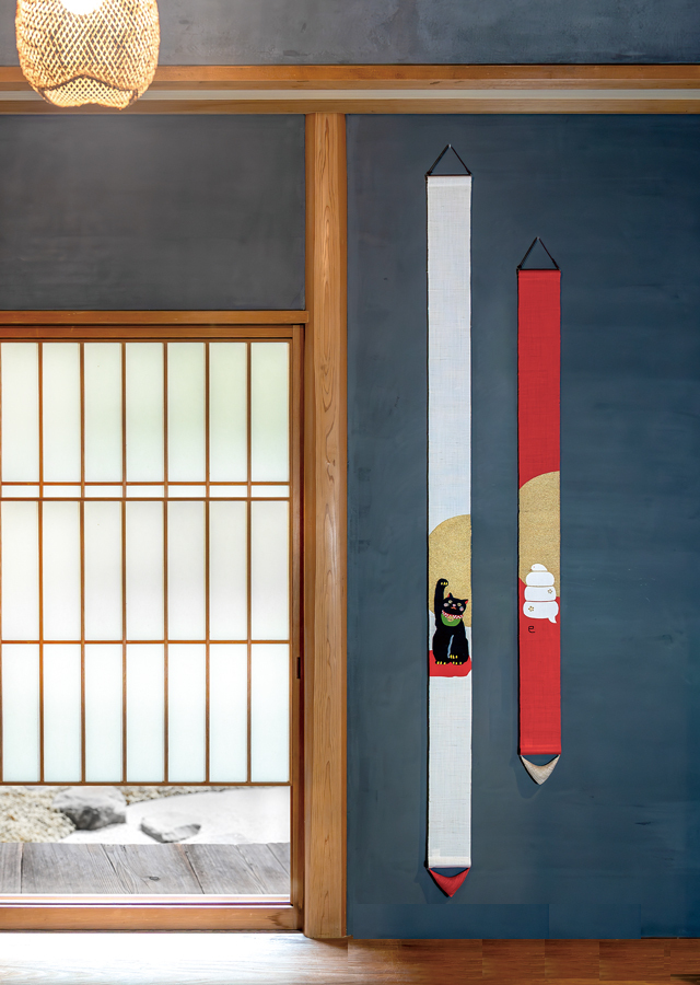 Hand-dyed Linen Japanese Narrow Tapestry - Maneki-Neko (Beckoning Cat) / Black -, Kyoto Noren, Japanese wall hanging scroll