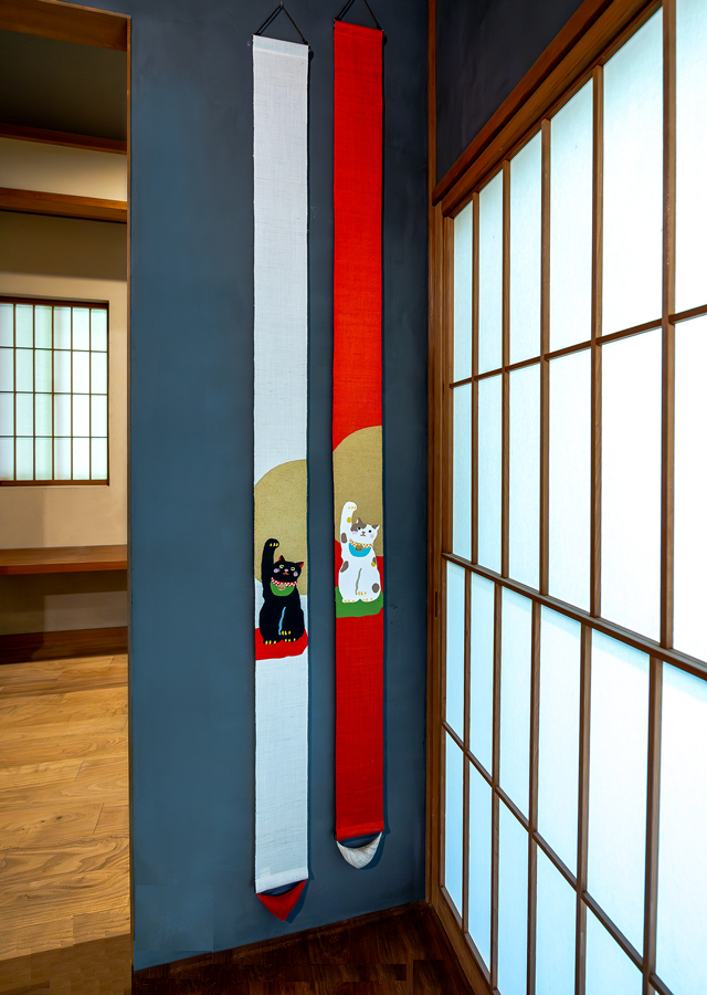 Hand-dyed Linen Japanese Narrow Tapestry - Maneki-Neko (Beckoning Cat) / Black -, Kyoto Noren, Japanese wall hanging scroll