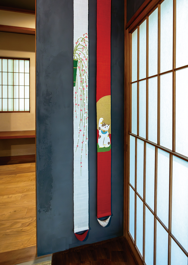 Hand-dyed Linen Japanese Narrow Tapestry - Maneki-Neko (Beckoning Cat) / White -, Kyoto Noren, Japanese wall hanging scroll