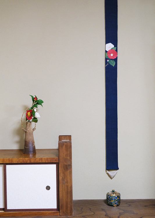 Hand-dyed Linen Japanese Narrow Tapestry - Red Camellia and White Camellia -, Kyoto Noren, Japanese wall hanging scroll
