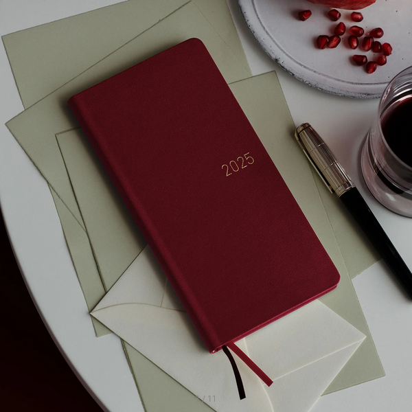 Hobonichi Techo 2025 Leather: Pomegranate Weeks Hardcover Book / Weekly Horizontal / January start / Monday start - English Edition