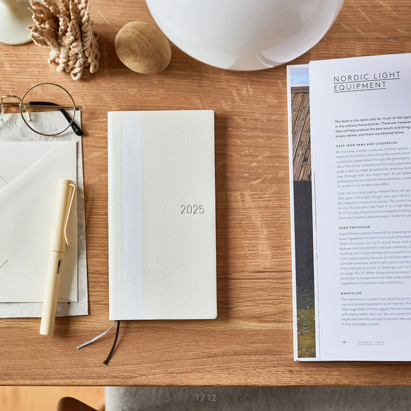 Hobonichi Techo 2025 White Line: Ivory Weeks Softcover Book / Weekly Horizontal / January start / Monday start - English Edition