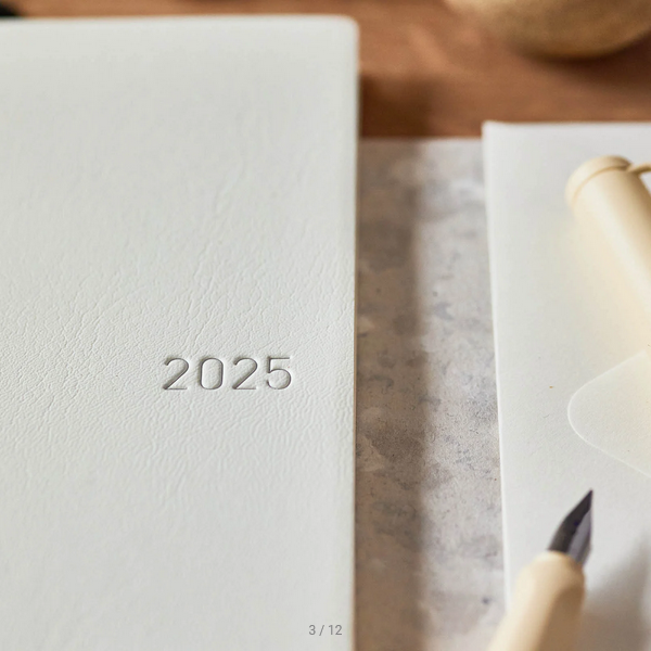 Hobonichi Techo 2025 White Line: Ivory Weeks Softcover Book / Weekly Horizontal / January start / Monday start - English Edition