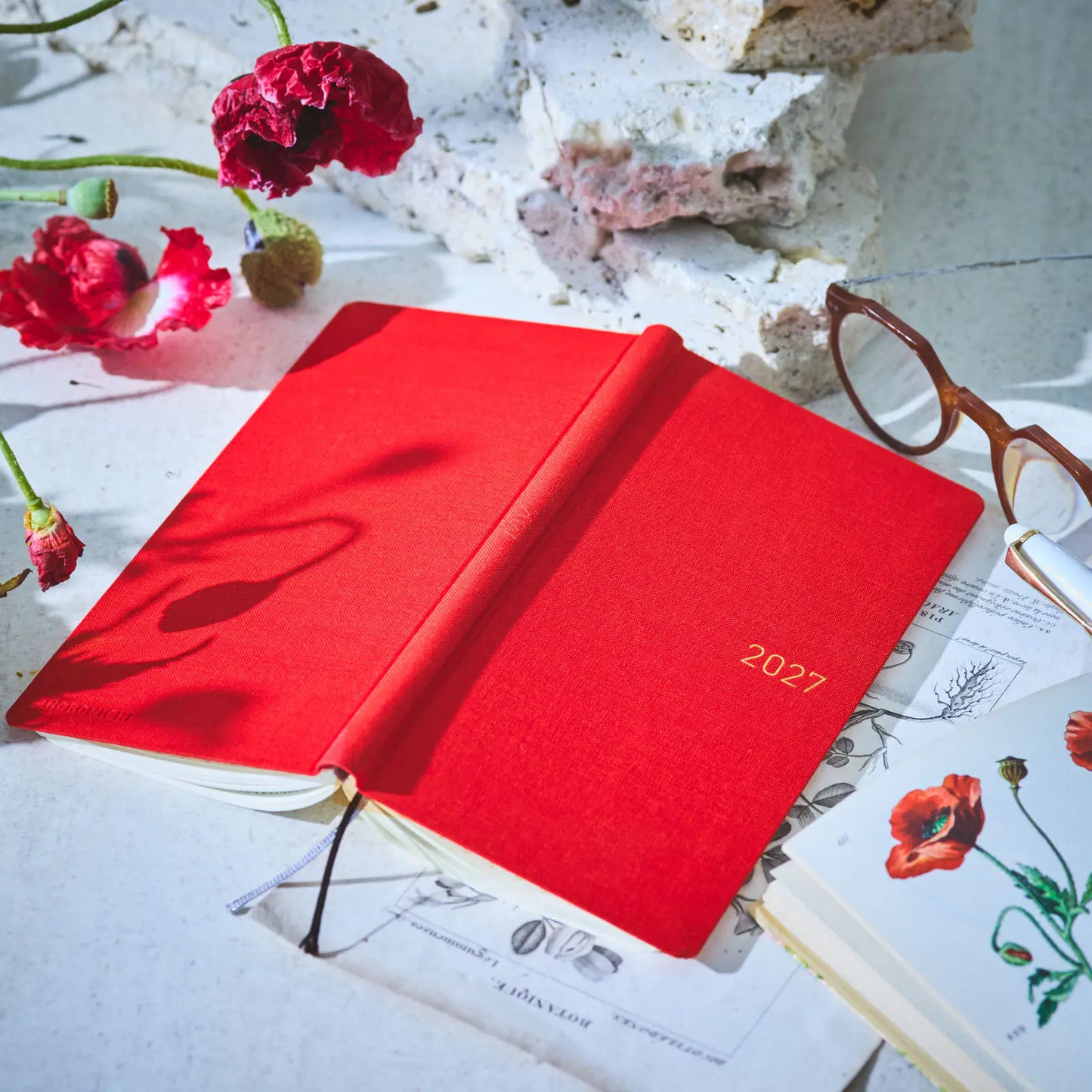 Weeks MEGA, Hobonichi Techo 2027 Colors: Poppy Red Weeks Mega Hardcover Book / Weekly Horizontal / Jan start / Mon start - English Edition