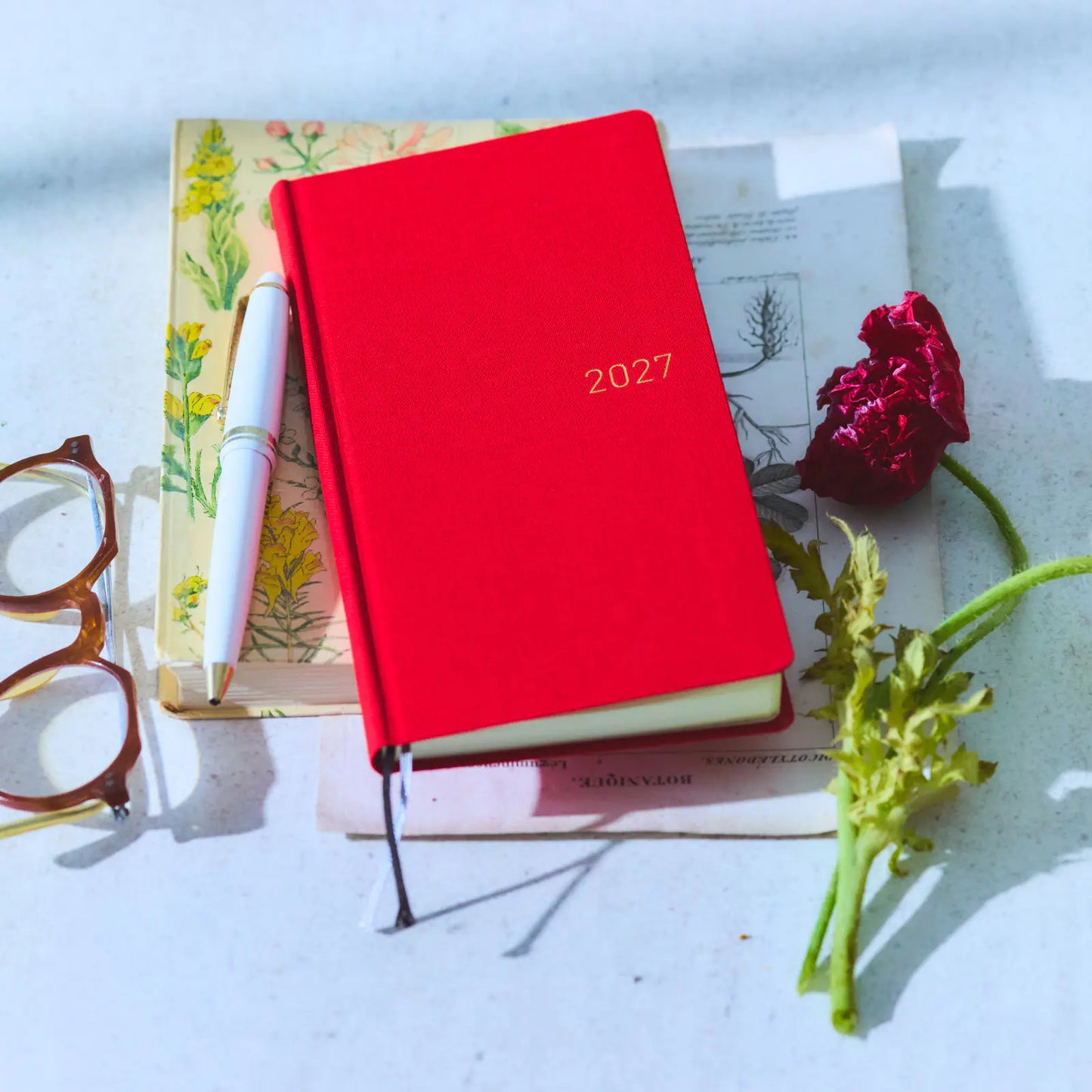 Weeks MEGA, Hobonichi Techo 2027 Colors: Poppy Red Weeks Mega Hardcover Book / Weekly Horizontal / Jan start / Mon start - English Edition