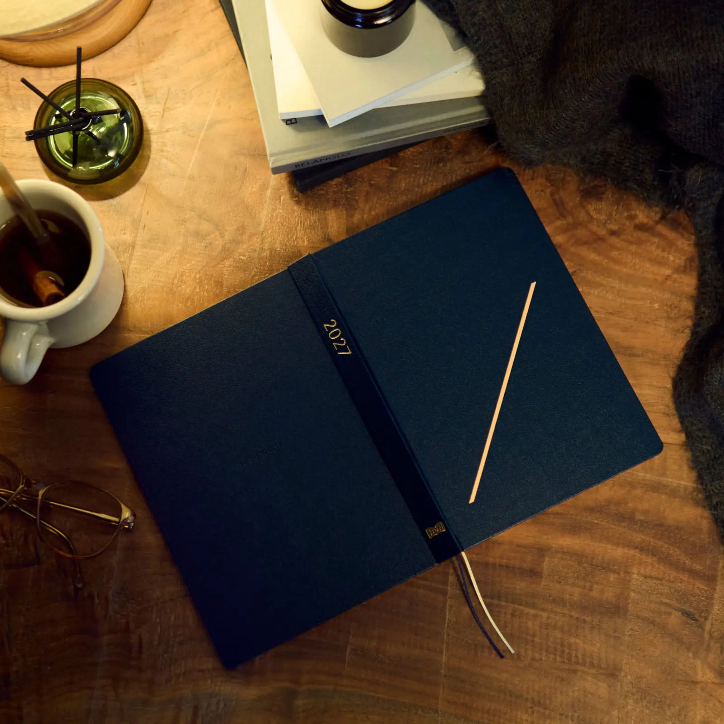 Hobonichi Techo 2027 : Slash (Navy) HON / A5 Size / Daily / Jan start / Mon start - English Edition