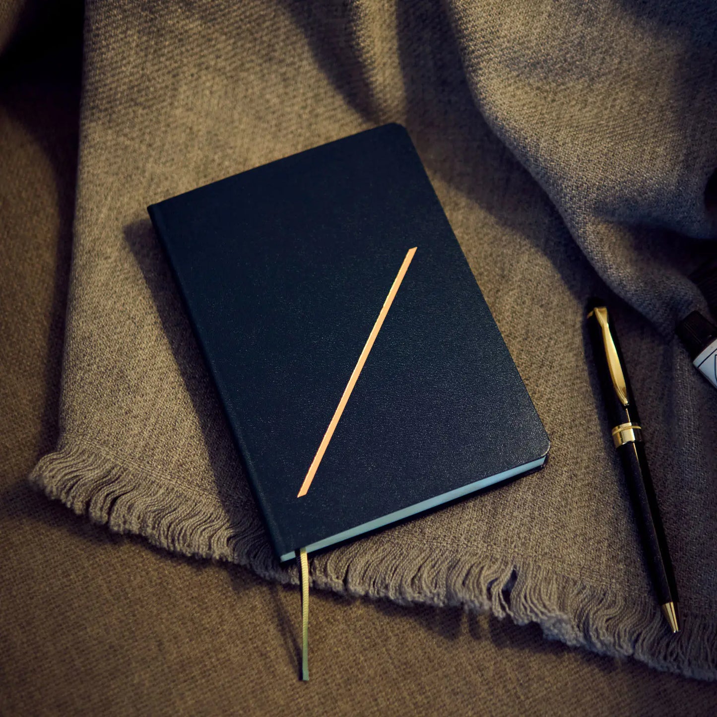 Hobonichi Techo 2027 : Slash (Navy) HON / A6 Size / Daily / Jan start / Mon start - English Edition