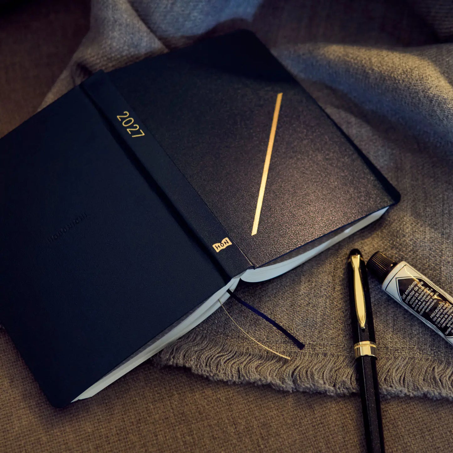 Hobonichi Techo 2027 : Slash (Navy) HON / A6 Size / Daily / Jan start / Mon start - English Edition