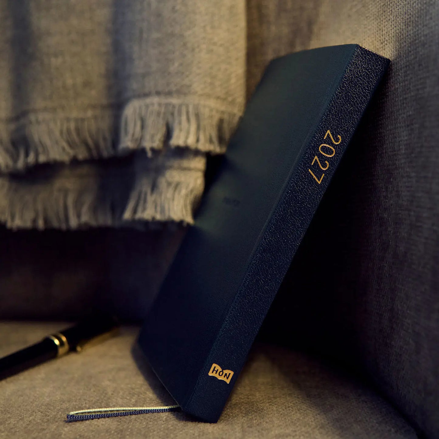 Hobonichi Techo 2027 : Slash (Navy) HON / A6 Size / Daily / Jan start / Mon start - English Edition