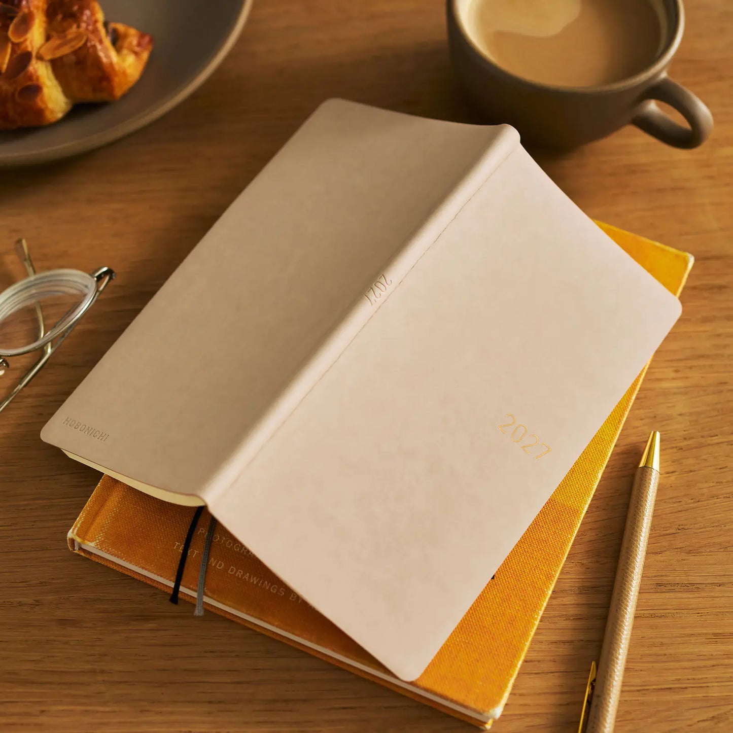 Hobonichi Techo 2027 Smooth: Café au Lait Weeks Softcover Book / Weekly Horizontal / Jan start / Mon start - English Edition