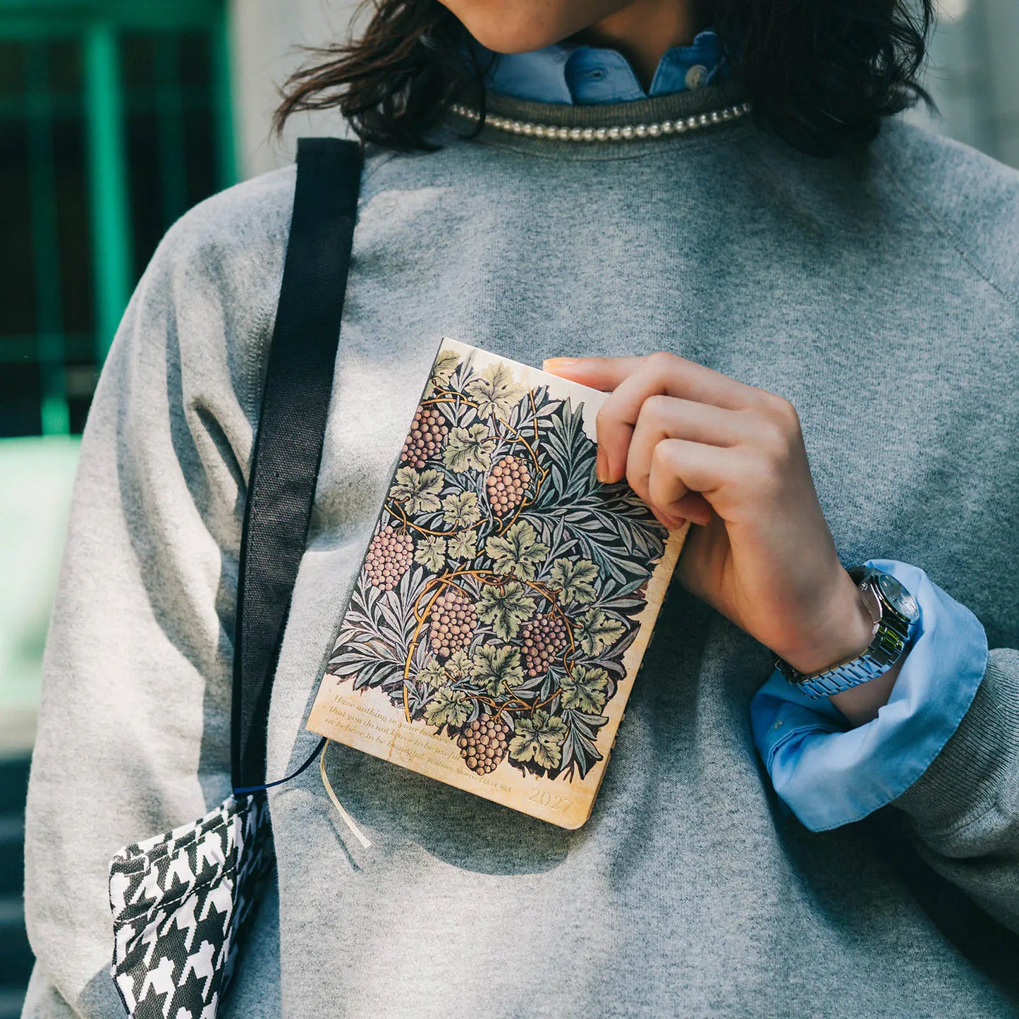 Hobonichi Techo 2027 V&A Series: Vine HON / A6 Size / Daily / Jan start / Mon start - English Edition