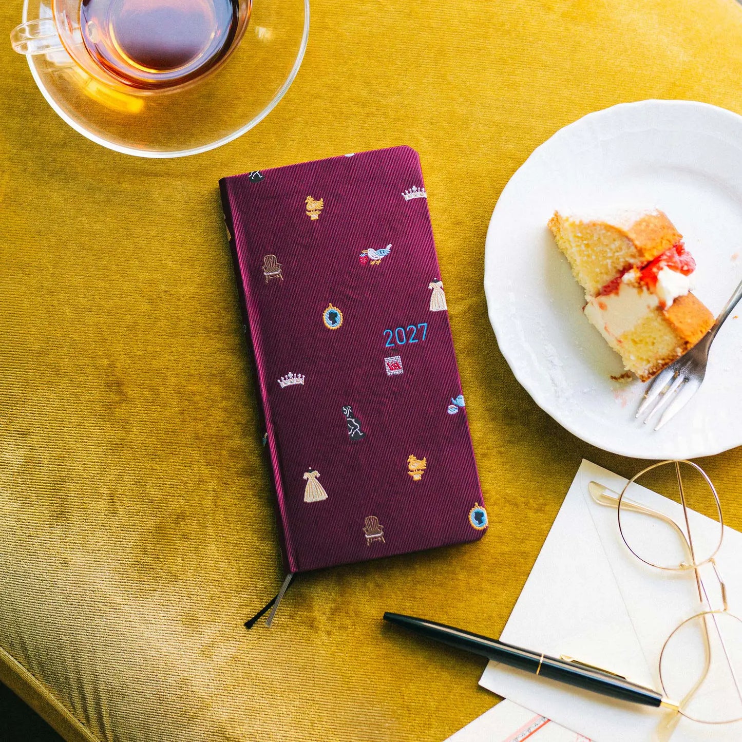 Hobonichi Techo 2027 V&A Series: Welcome to the V&A Weeks Hardcover Book / Weekly Horizontal / Jan start / Mon start - English Edition