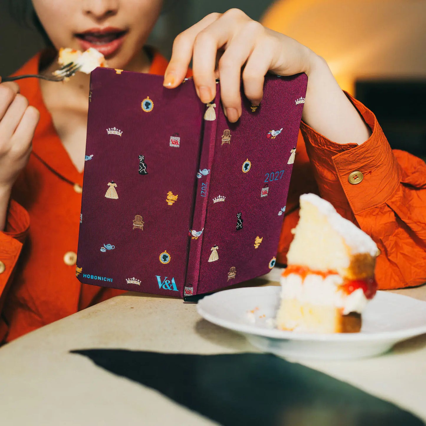 Hobonichi Techo 2027 V&A Series: Welcome to the V&A Weeks Hardcover Book / Weekly Horizontal / Jan start / Mon start - English Edition