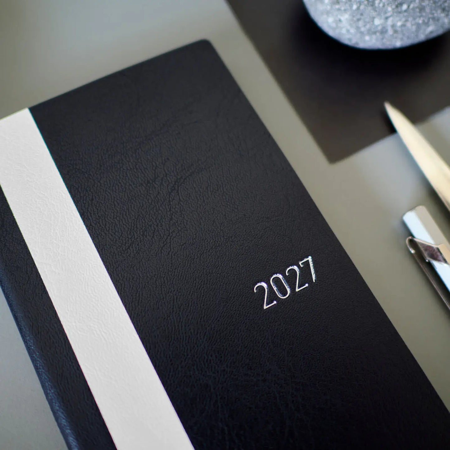 Hobonichi Techo 2027 White Line: Black Weeks Softcover Book / Weekly Horizontal / Jan start / Mon start - English Edition