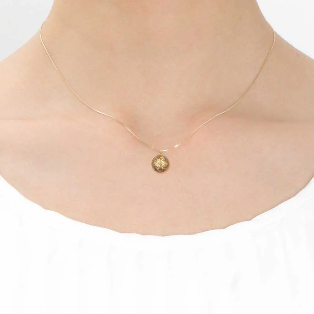 Maki-e Urushi Lacquer Pendant Necklace - White South Sea Pearl Shell / Geometric Hemp-Leaf Pattern -, Traditional Japanese Urushi Lacquer Jewelry