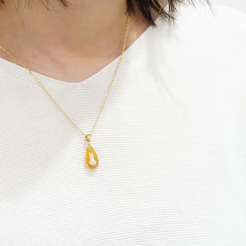 Maki-e Urushi Lacquer Pendant Necklace - White Tortoiseshell / White Cat -, Traditional Japanese Urushi Lacquer Jewelry