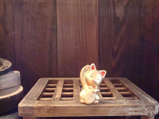 Nagahama Doll Japanese Maneki-Neko (Beckoning Cat) Doll - Gold -, Japanese lucky cat figure