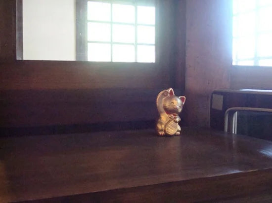Nagahama Doll Japanese Maneki-Neko (Beckoning Cat) Doll - Gold -, Japanese lucky cat figure