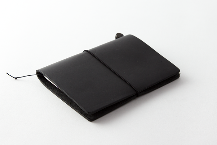 TRAVELER'S COMPANY TRAVELER'S notebook Starter Kit - Passport Size / Black -