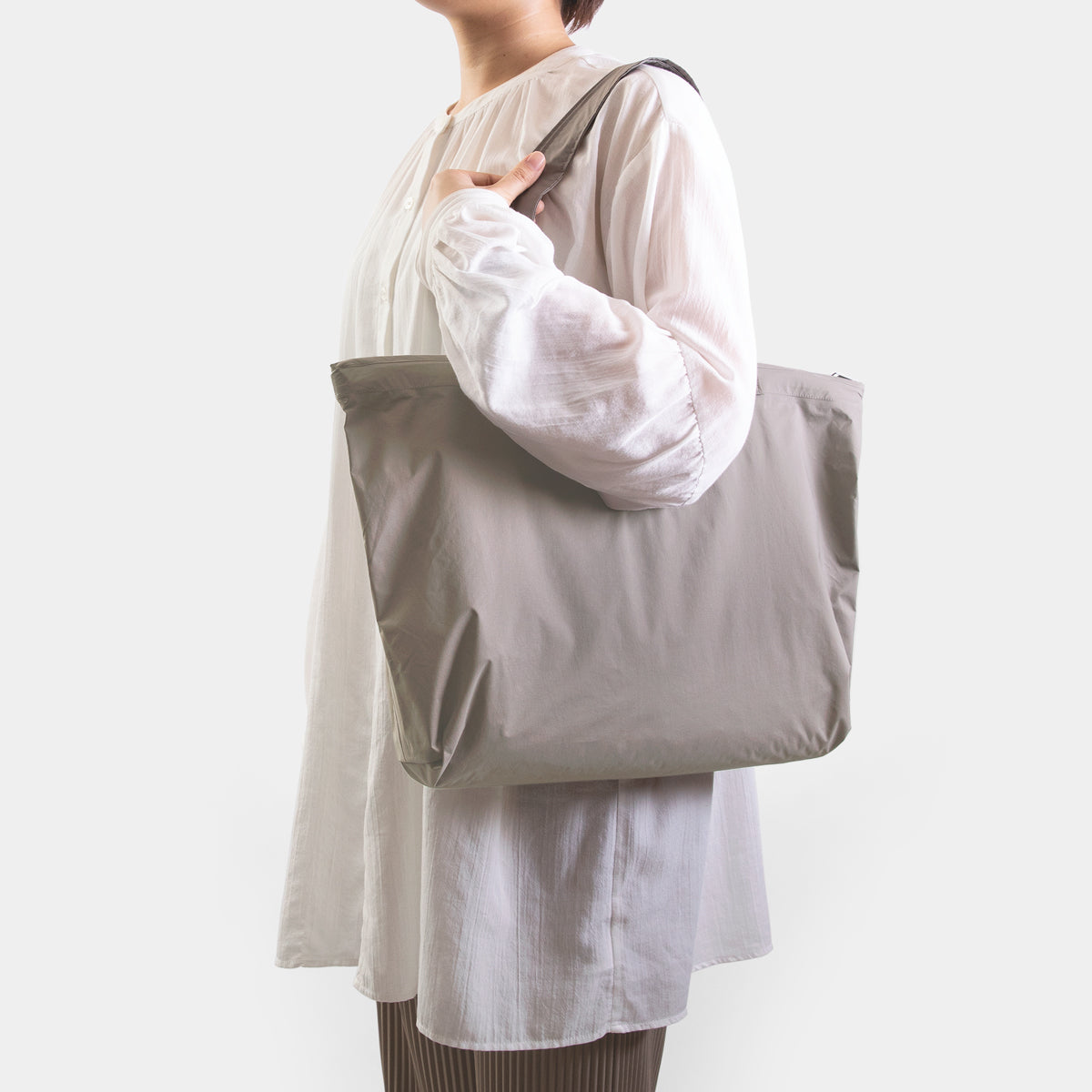 TRAVELER'S COMPANY Traveler's Factory x TO&FRO Rain Bag - Warm Gray -