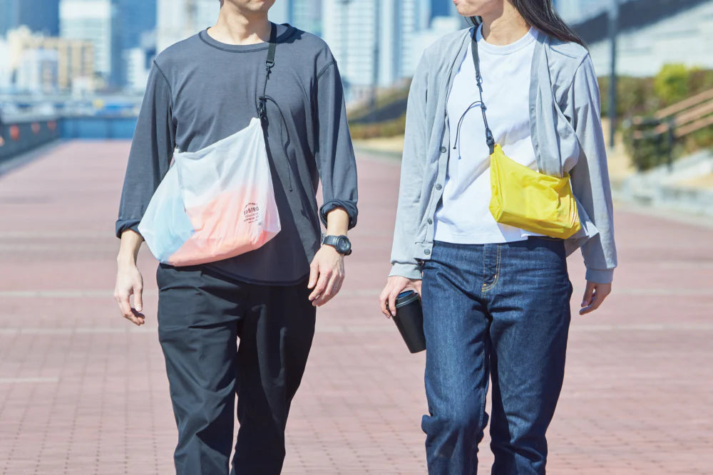 TO&FRO ULTIMATE LIGHT SHOULDER BAG - BLACK -