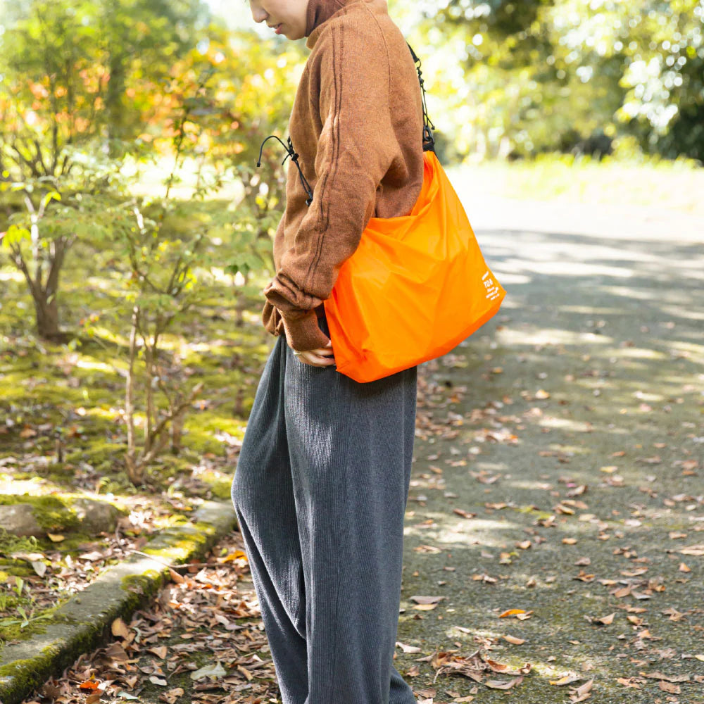 TO&FRO ULTIMATE LIGHT SHOULDER BAG - BLACK -