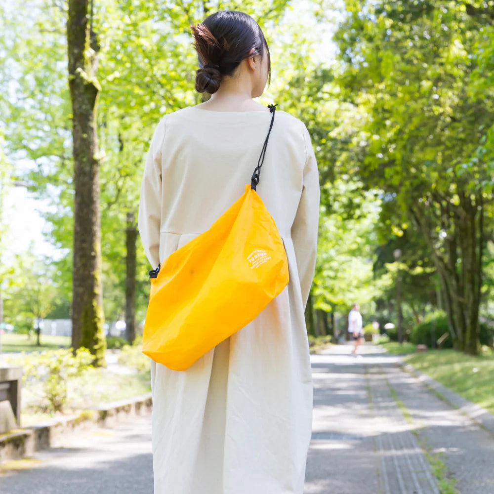 TO&FRO ULTIMATE LIGHT SHOULDER BAG - BLACK -